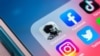 A Facebook, a TikTok, az Instagram, a Twitter és a WeChat egy iPhone képernyőjén 2021. február 3-án