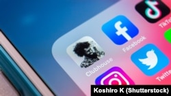 iPhone экранындагы айрым коомдук тармактардын эн белгилери. Кумамото, Жапония. 2021-жылдын 3-февралы.