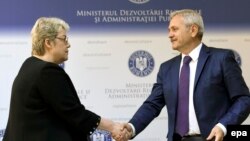 Fostul ministru al dezvoltării regionale Sevil Shhaideh și Liviu Dragnea, liderul PSD, 21 mai 2015, București