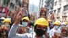 معترضان میانماری در یانگون در روز دوشنبه اول مارس ۲۰۲۱