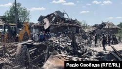 Radnici hitnih službi i stanovnici procenjuju štetu nakon napada dronom u Kirvijem Vrhu, u Ukrajini, 30. jula.