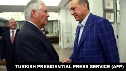 Turkey -- A handout picture taken and released on July 9, 2017 by the Turkish Presidential Press Service shows Turkish President Recep Tayyip Erdogan (R) and US Secretary of State Rex Tillerson (L) shake hands within their meeting in Istanbul, as Turkey's