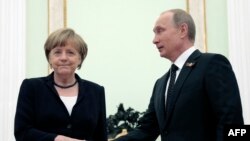 Канцлер Германии Ангела Меркель с президентом России Владимиром Путиным во время визита Меркель в Россию в мае 2015 года.