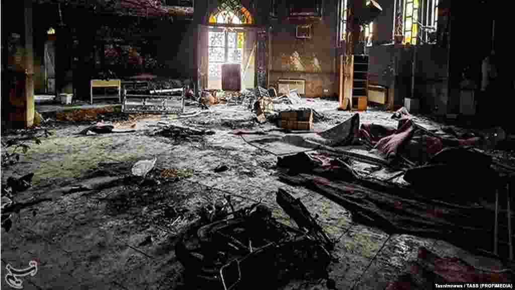 Unutrašnjost džamije Abuzar u Teheranu nakon što je bila meta napada tokom masovnih protesta.Džamija je bila mjesto pokušaja atentata na ajatolaha Alija Khameneija 1981. godine. Khamenei je u to vrijeme bio predsjednički kandidat, a danas vlada zemljom kao vrhovni vođa Irana.