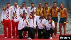 Veslači Hrvatske, Njemačke i Australije na dodjeli medalja, London, 2012.