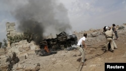 სამოქალაქო თავდაცვის ჯგუფის წევრები ცეცხლს აქრობენ ტერიტორიაზე, რომელსაც სირიელი მეამბოხეები აკონტროლებენ. აქტივისტების თანახმად, ტერიტორია რუსეთის სამხედრო ავიაციამ დაბომბა.