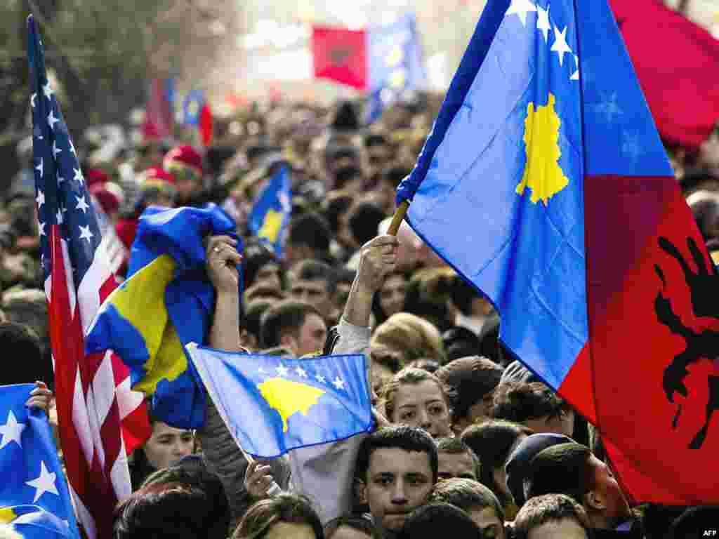 Një vit shtet - 17 Shkurti i 2009-ës ka shënuar përvjetorin e parë të pavarësisë së Kosovës. “17 Shkurti mbylli faqen e rëndë dhe të vështirë të historisë sonë, e cila brenda mban shumë dhimbje njerëzore dhe shkatërrime, por edhe akte dhe vepra të mëdha sublime dhe të paharrueshme”, ka deklaruar, mes tjerash, presidenti Fatmir Sejdiu, në seancën solemne të Kuvendit të Kosovës. Qytetarët e Kosovës kanë marrë urime edhe nga liderët tjerë vendorë si dhe përfaqësuesit më të lartë ndërkombëtarë. 