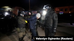 Protest violent joi seară la Novi Sanzari în regiunea Poltava, Ucraina, 20 februarie 2020.