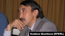 Болатбек Блялов, директор организации «Институт демократии и прав человека». Астана, 9 ноября 2012 года.