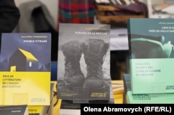 Книги Марксима Кривцова та Артема Чапая на стенді видавництва Bleu et Jaune на Брюссельському книжковому ярмарку, 27 березня 2026 року