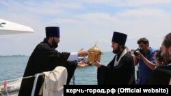 Священники російської православної церкви освячують на Керченському мосту початок експедиції. 22 травня 2018 рік