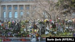 Flori pentru Regele Mihai la Palatul Regal din București.