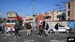 نیروهای امنیتی در تاریخ ۱ فبروری ۲۰۲۶، یک روز پس از حملۀ جدایی‌طلبان بلوچ، جاده‌ای منتهی به محل انفجار در کویته را مسدود کرده‌اند.