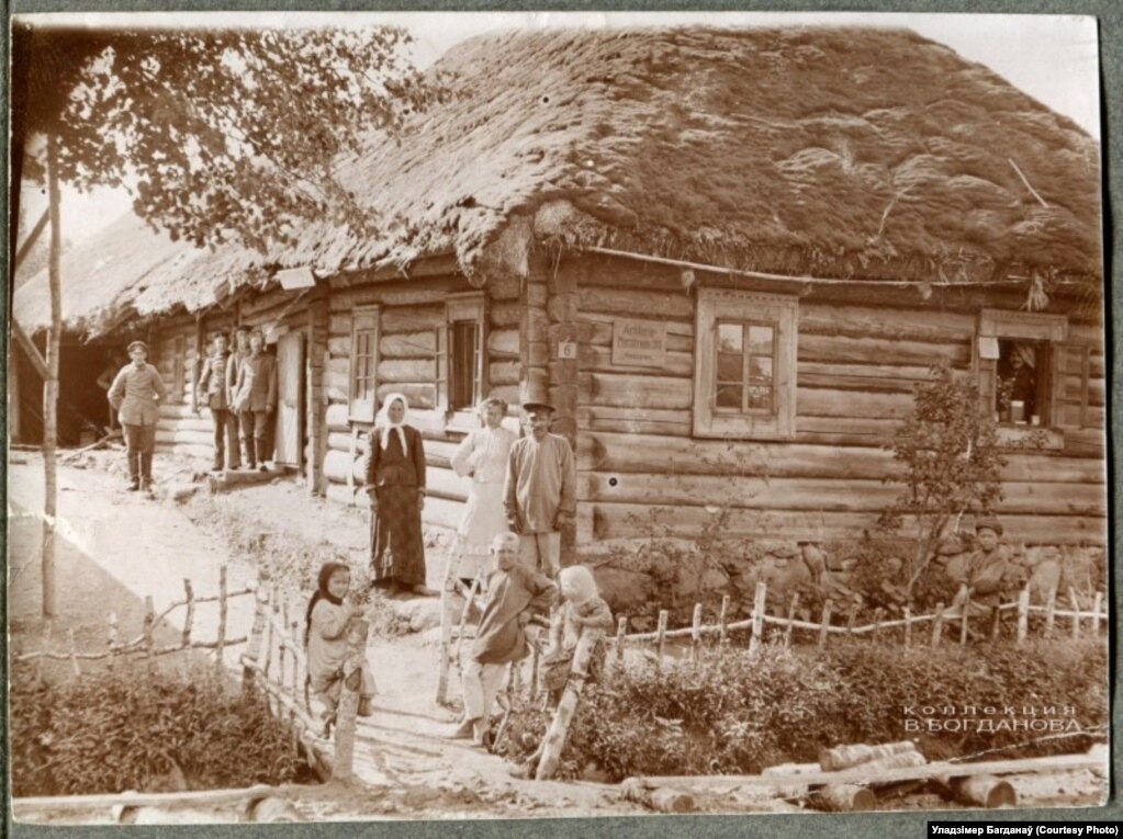 Сялянская сям’я каля сваёй хаты ў вёсцы Норкавічы, 1916 год