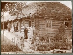 Сялянская сям’я каля сваёй хаты ў вёсцы Норкавічы, 1916 год
