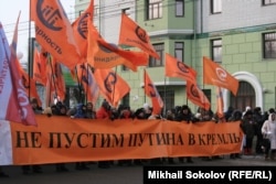 Moskwanyň “Oktýabrskaýa” metrostansiýasyndan “Bolotnaýa” meýdançasyna tarap ýöriş geçiren protestçileriň bir topary. 4-nji ýanwar, 2012.