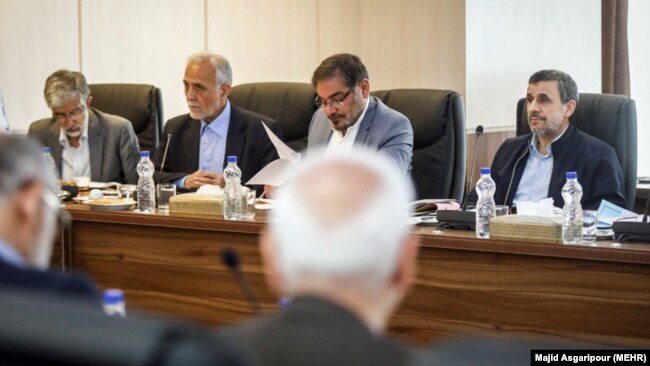 محمود احمدی‌نژاد، برخلاف دوره ریاست جمهوری‌اش، اکنون پای ثابت جلسات مجمع است.