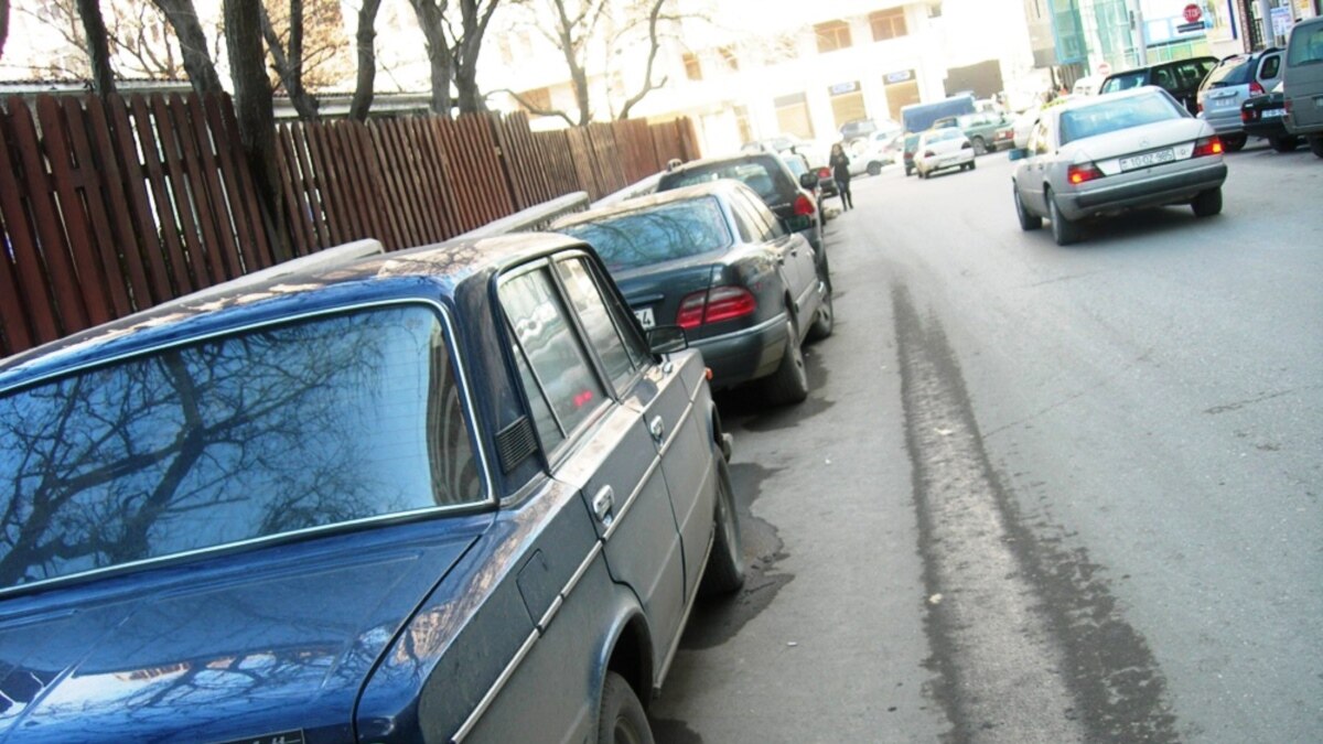 В Екатеринбурге сносят нелегальные парковки, а легальные используют под  аттракцион