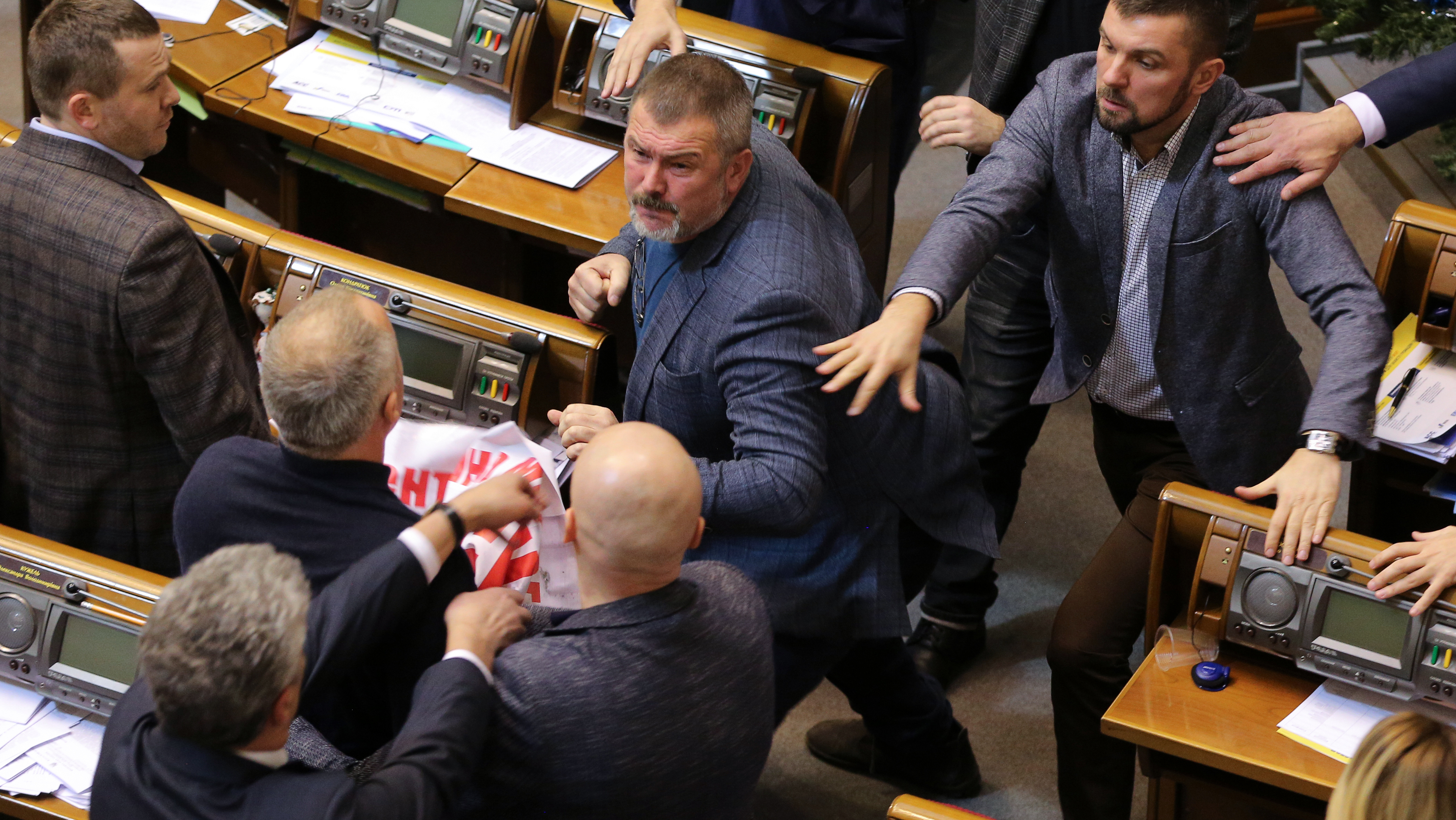 Большинство в раде. Депутат Шуфрич. Драка в Верховной Раде. Верховная рада мордобой. Мордобой в Раде.