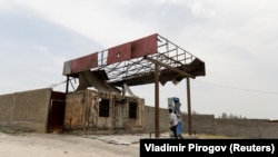 Cгоревшая в результате конфликта заправочная станция ​​в селе Максат Баткенской области. Май 2021 года. 