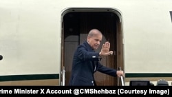 د پاکستان وزیراعظم شهباز شریف د يو بهرني سفر لپاره الوتکې ته خېژي ـ انځور له ارشيفه