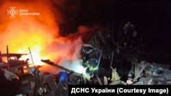 Пожарникарите гаснат пожар предизвикан од руските напади во Краматорск, 8 февруари 2026 г.