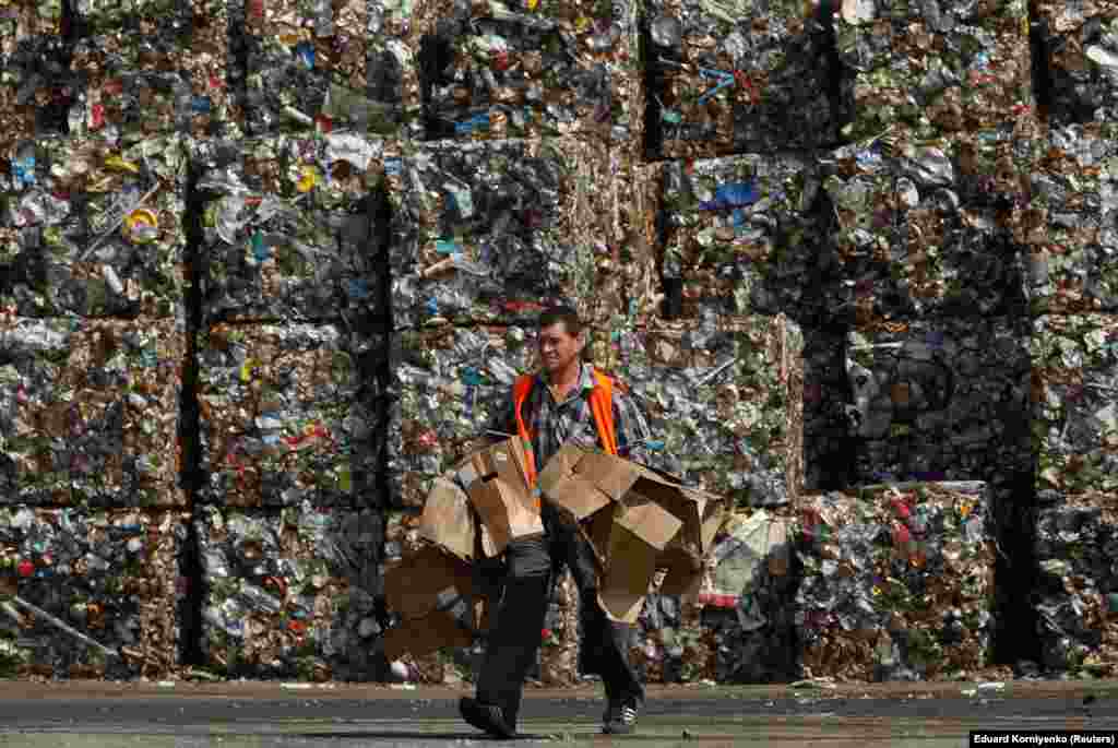 Un muncitor lucrează la o fabrică de reciclare a gunoiului, în satul Nizhnerusskiy din regiunea Stavropol, Rusia.