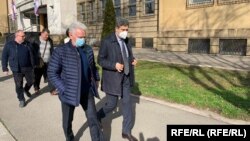 Момчило Перишич (попереду ліворуч) біля суду в Белграді, 5 лютого 2021 року. Його засудили до трьох років позбавлення волі за «шпигунство на користь США», що мало статися ще 2002 року