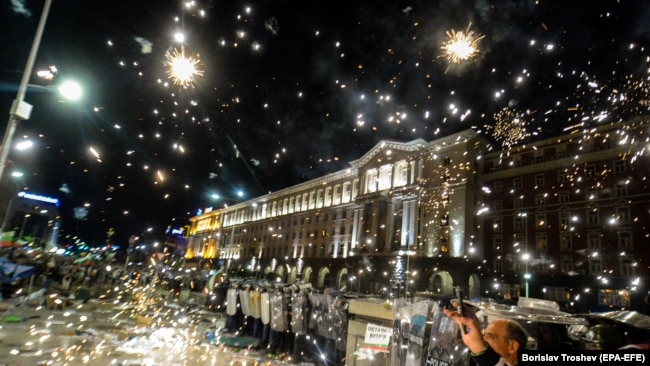 Protestuesit gjuajnë fishekzjarre në drejtim të forcave policore gjatë protestave anti-qeveritare në Sofje.