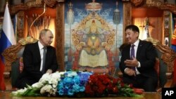 Președintele rus Vladimir Putin, și președintele Mongoliei, Ukhnaagiin Khurelsukh la o întâlnire în clădirea guvernului din Ulan Bator, Mongolia. 3 septembrie 2024.