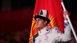 Кыргызстан курама командасынын мүчөсү, суучул Денис Петрашов олимпиаданын ачылуу аземинде Кыргызстандын желегин көтөрүп бара жатат.