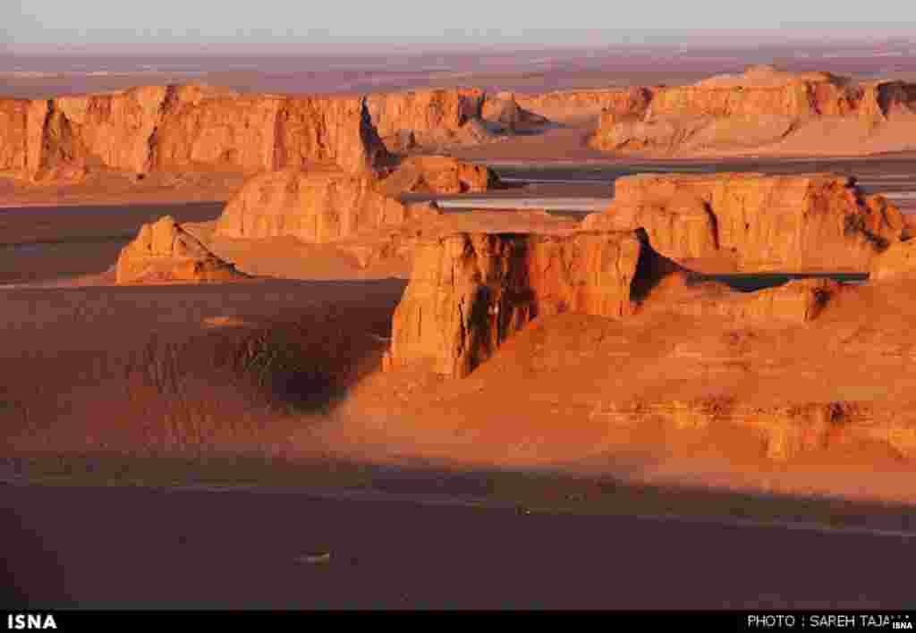 کویر لوت - استان&zwnj;های خراسان جنوبی، کرمان، سیستان و بلوچستان. تاریخ ثبت: ۲۰۱۶&nbsp; این کویر به عنوان نخستین اثر طبیعی ایران در فهرست میراث جهانی یونسکو ثبت شده و از سابقهٔ تمدنی بیش از پنج هزار سال در حاشیهٔ&zwnj;اش برخوردار است. آثار باستانی متعددی همچون درفش پنج هزارسالهٔ شهداد در آن کشف شده است.