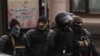 Білоруські силовики ховають обличчя під час розгону акцій проти Лукашенка. Мінськ, Білорусь