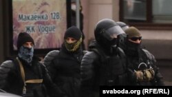 Білоруські силовики ховають обличчя під час розгону акцій проти Лукашенка. Мінськ, Білорусь