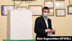 Георгий Гахария на избирательном участке в день выборов