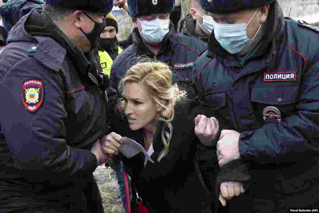 Russian police officers detain the head of the Alliance of Doctors union, Anastasia Vasilyeva,&nbsp;outside a prison after she attempted to seek permission to examine jailed opposition politician Aleksei Navalny on April 6. (AP/Pavel Golovkin)