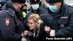 6-апрелдеги акцияда Анастасия Васильева менен кошо тогуздай адамды полиция камакка алган. Покров шаары, 2021-жыл