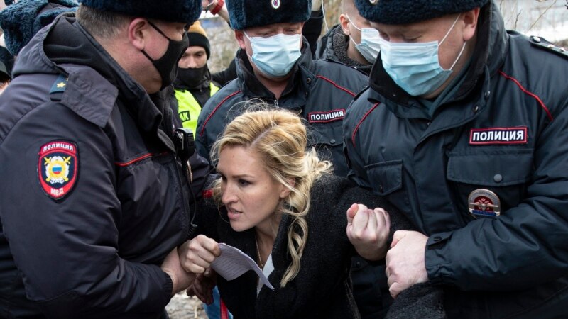 Poliția rusă a arestat mai mulți medici care ceruseră să-l consulte pe Alexei Navalnîi