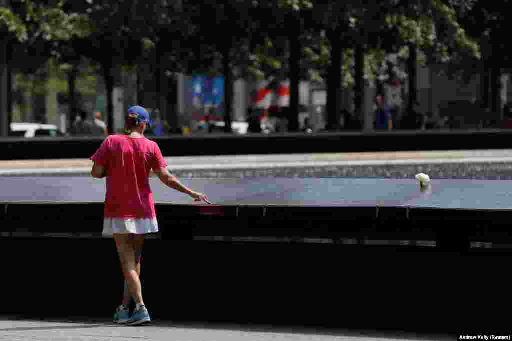 Një person shikon emrat e viktimave të 11 Shtatorit në një vend përkujtimor, një muaj para përvjetorit të njëzetë të sulmeve. (Menhetën, Nju-Jork, 11 gusht 2021)