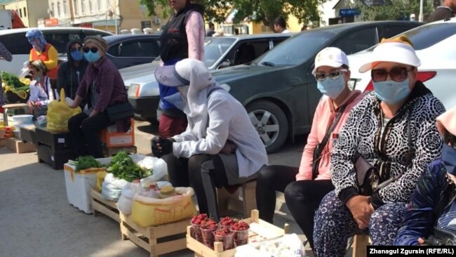 Женщины, продающие зелень, овощи и фрукты за пределами рынка. Актобе, май 2020 года