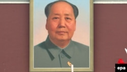 Огромный портрет Мао над входом в Запретный город. Именно здесь состоялась церемония передачи Олимпийского огня в августе 2008 года