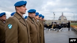 Soldați polonezi la inaugurarea bazei de apărare aeriană de la Redzikowo, în nordul Poloniei, alături de o fanfară militară americană, la 13 noiembrie 2024. 