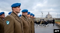 Militari polonezi lângă o fanfară militară din SUA la inaugurarea unui sistem radar la Redzikowo, în Polonia, pe 13 noiembrie 2024.