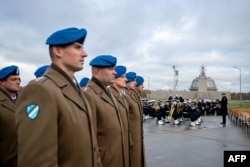 Soldați polonezi și o fanfară militară a Marinei SUA la inaugurarea sistemului de apărare antirachetă Aegis Ashore Poland la Naval Support Facility din Redzikowo, Polonia, la 13 noiembrie 2024.