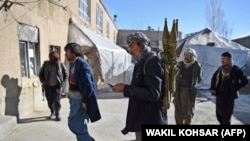 Ұлты хазар қарулы жасақ мүшелері Ауғанстанның Майдан Вардак уәлаятында "Талибаннан" қорғану мақсатында күзетке шығуға дайындалып жатыр. 2021 жылғы қаңтар.