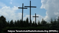 Хрести на польському цвинтарі у селі Павлівка Волинської області. 11-12 липня 1943 року тут були вбиті, за різними даними, від 100 до 220 поляків