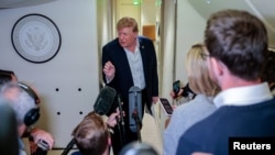 Donald Tramp təyyarəsində jurnalistlərə danışır