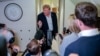 Američki predsjednik Donald Trump razgovara s novinarima u avionu Air Force One po povratku u Sjedinjene Američke Države nakon posjete Irskoj.