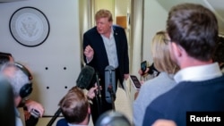 ABŞ-nyň prezidenti Donald Tramp Irlandiýa saparyndan soň Birleşen Ştatlara dolanyp barýarka, Air Force One uçarynda žurnalistlere gürrüň berýär.