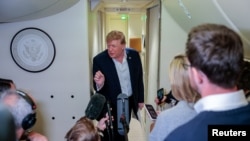 Presidenti amerikan, Donald Trump, u flet gazetarëve në bordin e avionit "Air Force One" gjatë kthimit në Shtetet e Bashkuara pas një vizite në Irlandë.
